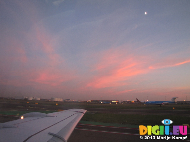 SX32581 Sunset at Schiphol